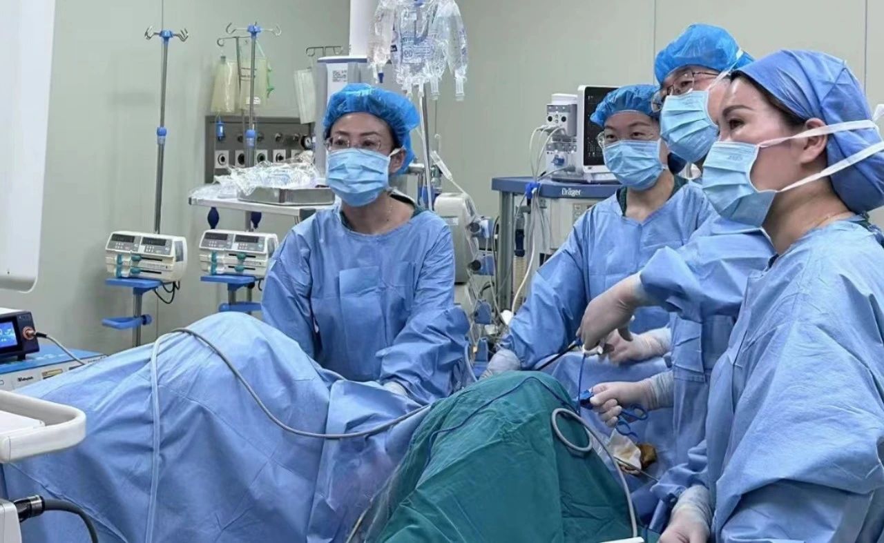 东营鸿港医院成功为多发性巨大子宫肌瘤患者实施腹腔镜下子宫肌瘤剔除术